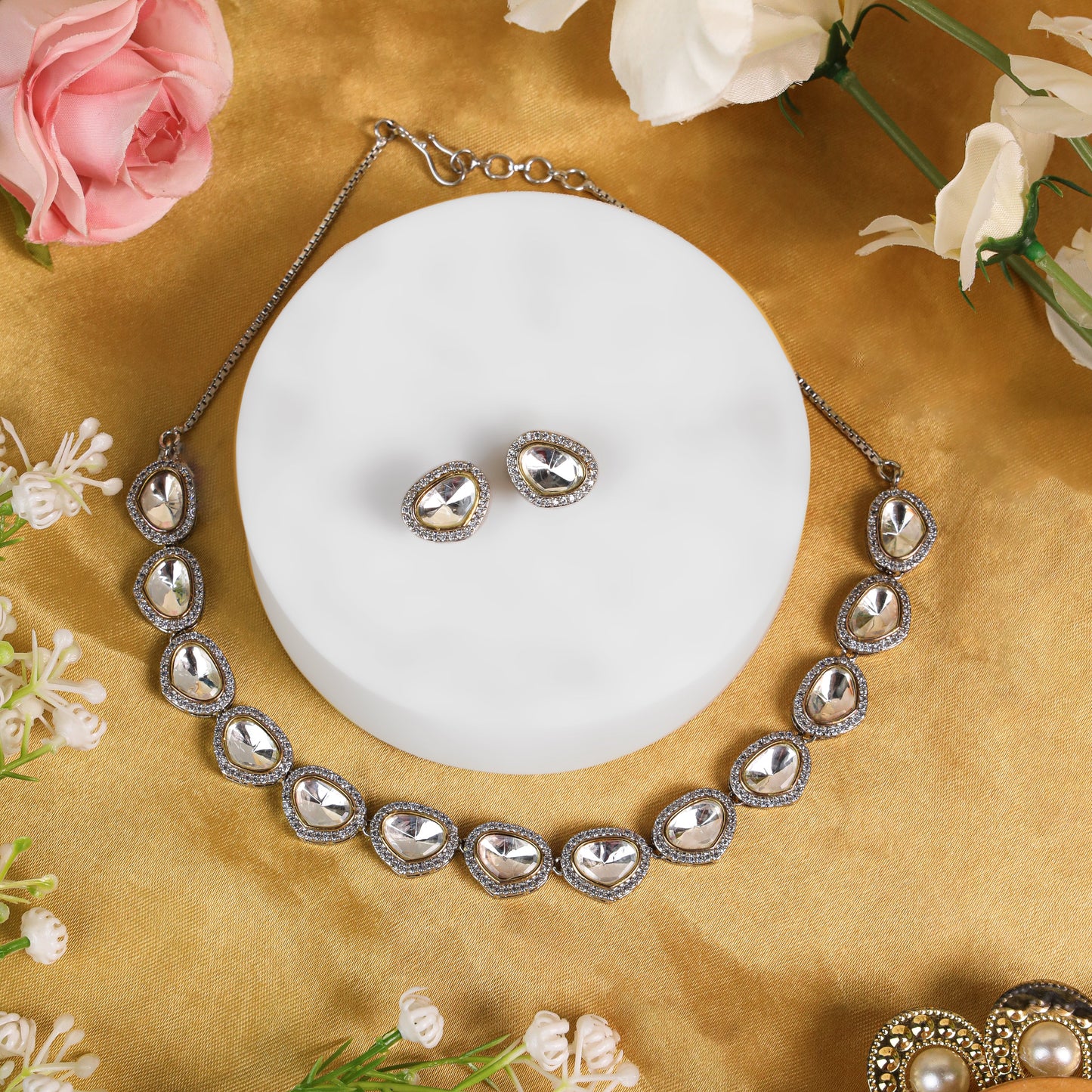 Uncut Kundan AD Necklace with Matching Studs: A Stunning Single-Line Design, Skillfully Polished in Elegant Gold and Silver Tones