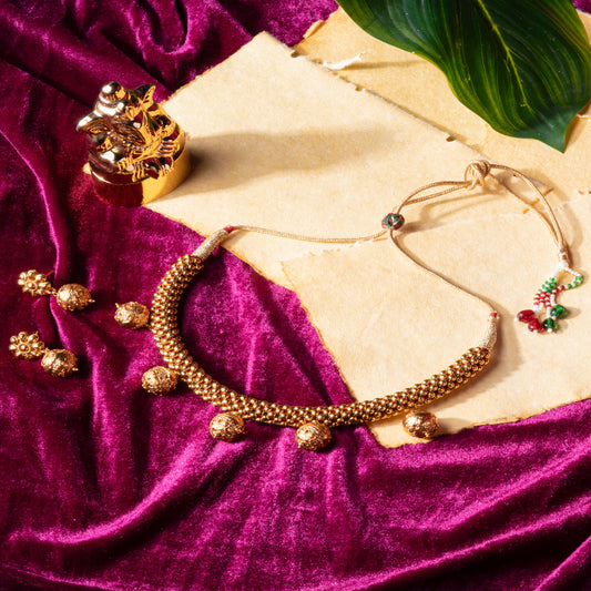 Traditional Thushi Necklace Set in Antique Gold Polish